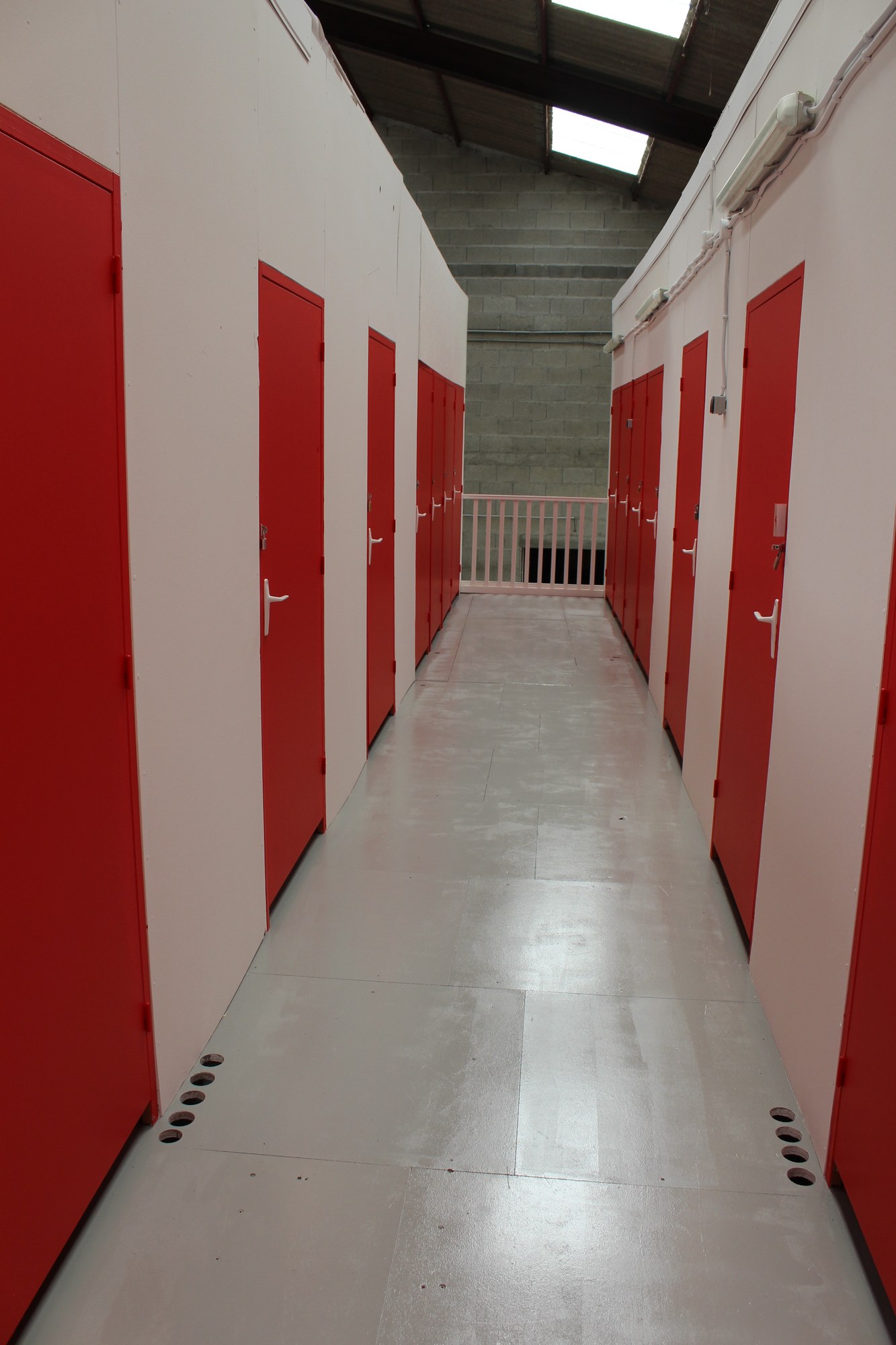 Couloir sécurisé des box de stockage NantBox