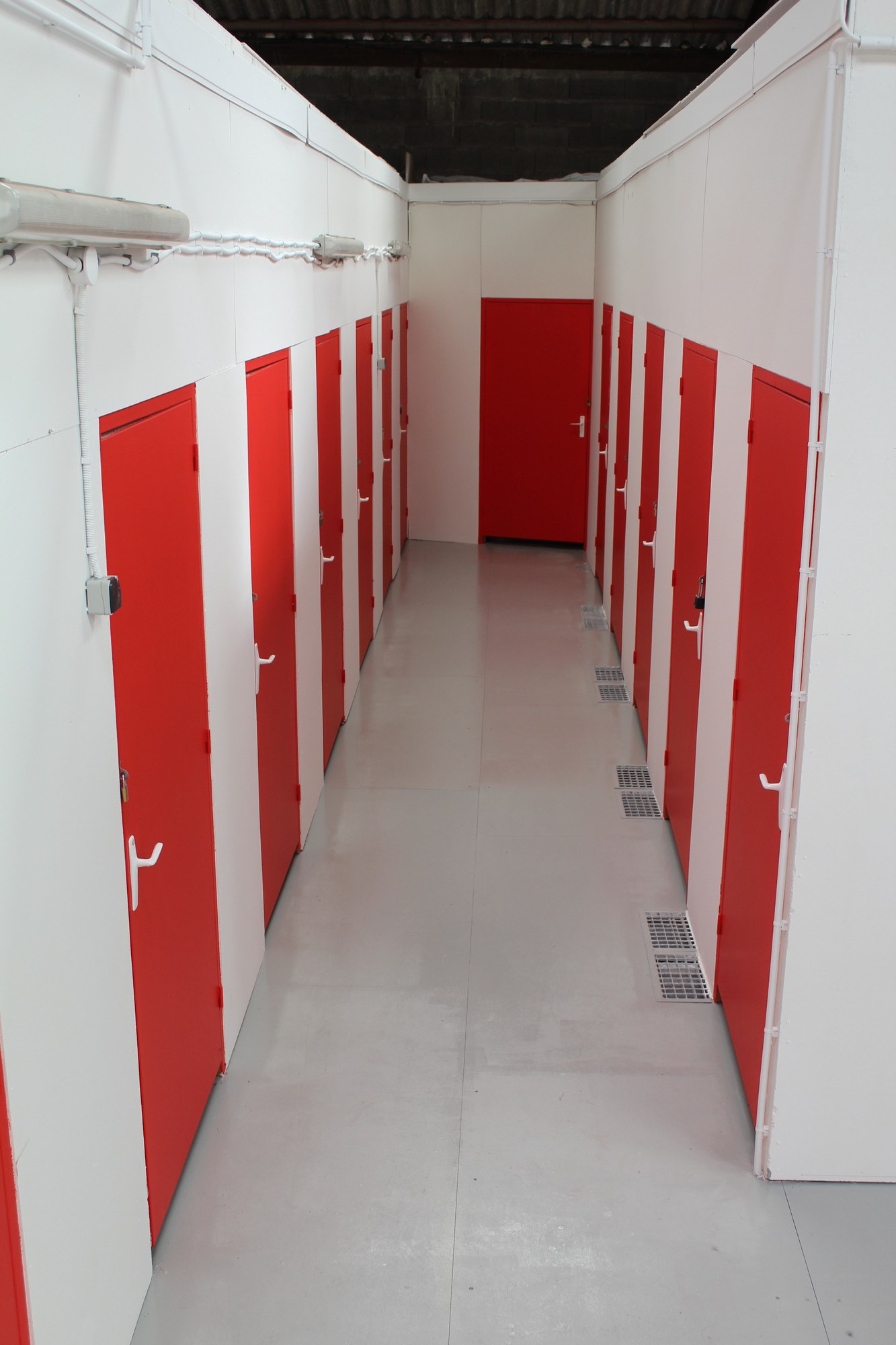Couloir de box de stockage NantBox près de Nantes